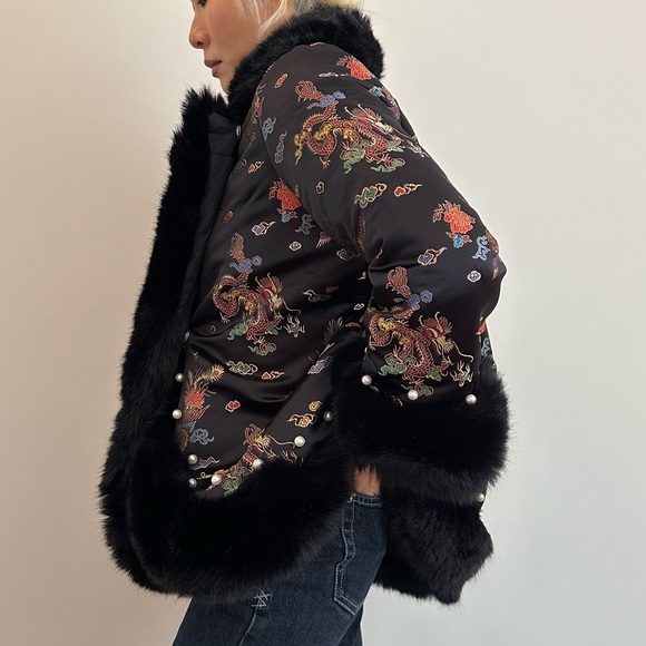 *SOLD* Vintage Oriental Satin Jacquard Cape Jacket w/ Pearl Beaded Faux Fur Trim - Picture 3 of 12